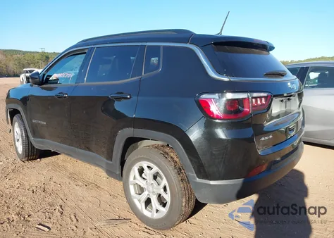 2024 Jeep Compass Latitude 4X4 z USA, uszkodzony, nr VIN 3C4NJDBN4RT109483